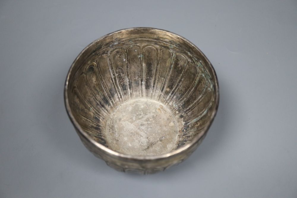 An 18th century Mughal fluted white metal bowl, 11.7cm, 7.5oz.